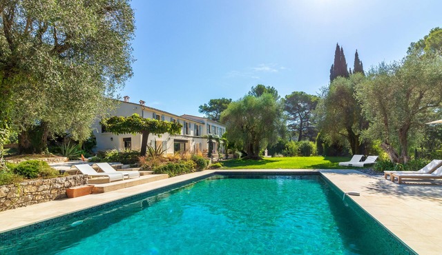 Swimming pool villa with large wooded grounds.