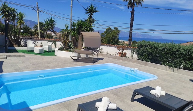 Swimming pool with sea view, great location between Palermo & Trapani,