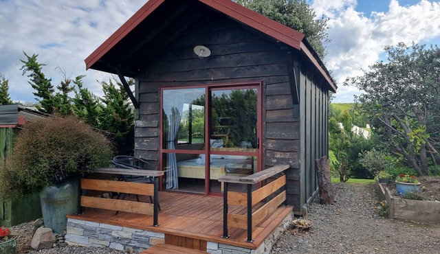 Swiss-Kiwi Cottage/Tiny House.ninkl. Breakfast, Jacuzzi option.