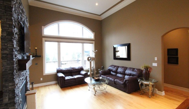 Sylvan Lake Executive Home, 5 minute walk to Beach