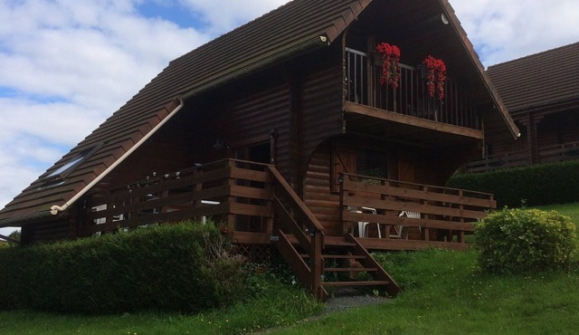 Traditional Log Cabin on quiet Residential Commune overlooking Lake Dathee