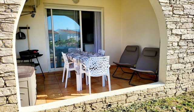 T2 walking distance from the beach - swimming pool & seaside getaway