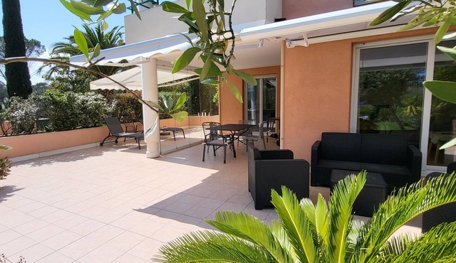 T3 air-conditioned apartment, ground floor, terrace and garage.