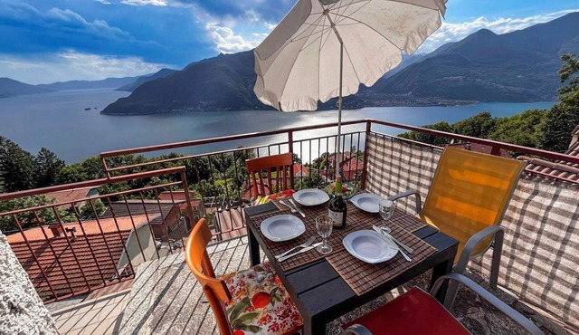 Tastefully furnished 2-room apartment with 2 balconies and garage