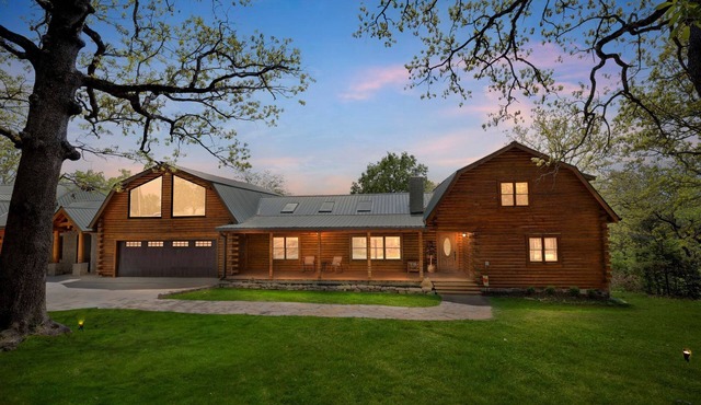 Tablerock Lakefront Haven: Huge 6BR Log Cabin Retreat with Breathtaking Views!