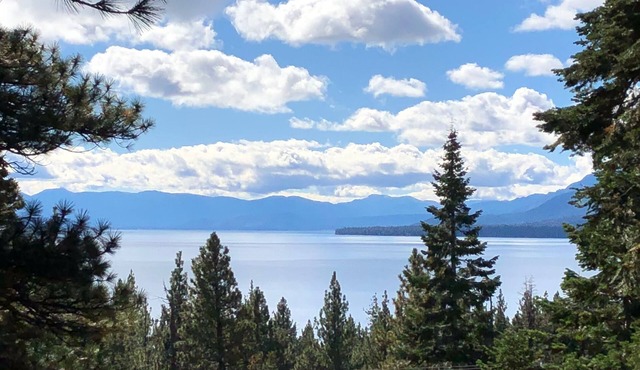 Tahoe City Cabin~Spectacular Lake View! Walk to Lake and City * WIFI*