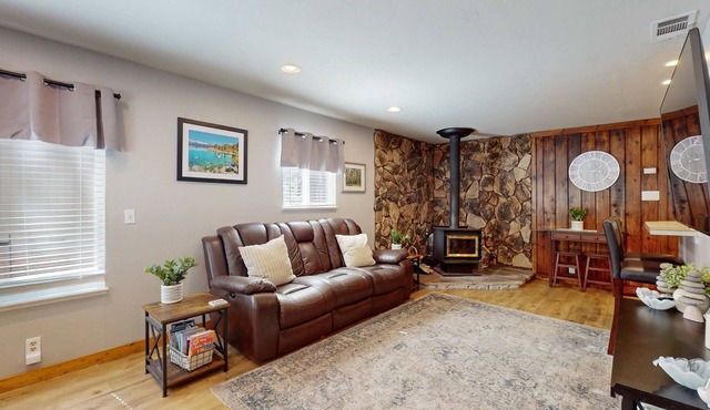 Tahoe Getaway: Spacious Deck, Fireplace & Family-Friendly