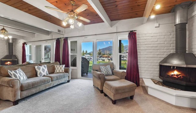 Tahoe Keys Townie - HOA Beach, Pool & More!