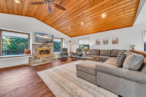 Tahoe Retreat with Decks and Separate Studio