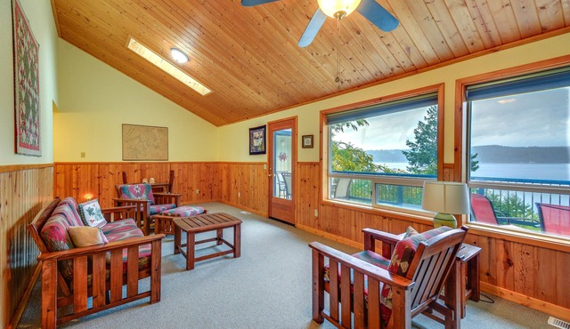 Tahuya Cabin: Hood Canal + Olympic Mountain Views!