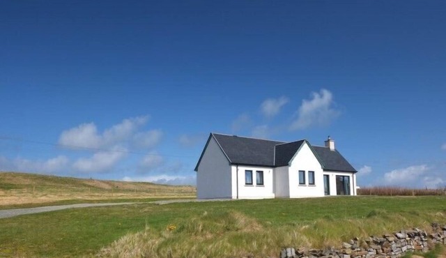 TAIGH EILIDH, romantic, with open fire in Port Of Ness