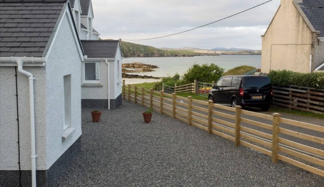 TAIGH THARMOID RUAIDH, pet friendly, with open fire in Timsgearraidh