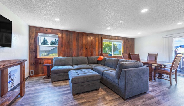 Tails and Trails - Fun Views! Cascade Locks, Pet Friendly