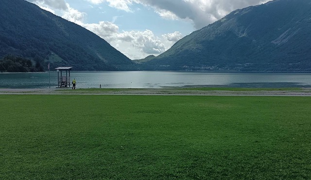 Take a break at this cozy lodge by Lake St. Cross Bl.