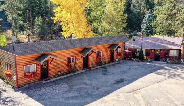Take it EZ cabin overlooking the river with HOT TUB on the deck 5 min to Estes!
