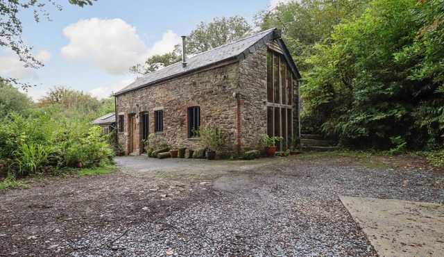 TAMAR BARN, pet friendly, character holiday cottage in Gulworthy