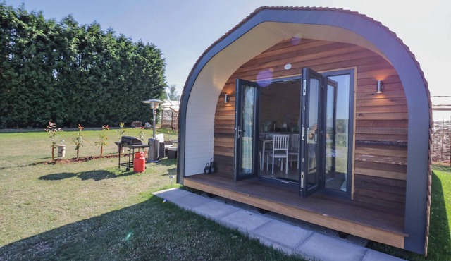 TAMINA, pet friendly, with hot tub in Great Witley