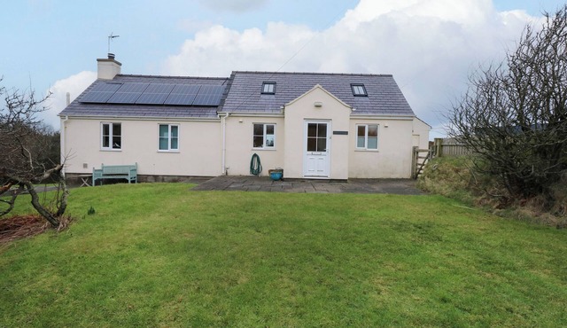 TAN Y FFORDD, pet friendly, character holiday cottage in Tudweiliog