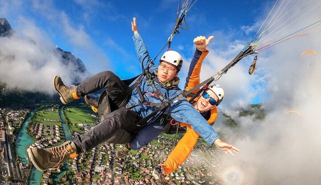 Tandem Paragliding Experience with Transport from Interlaken