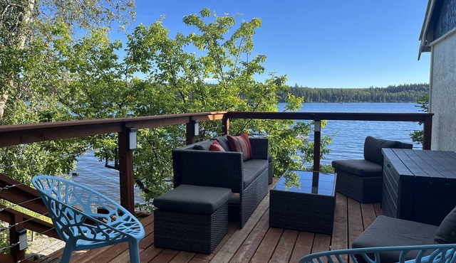 Tapping Beach Retreat-Lakefront property with room for everyone!