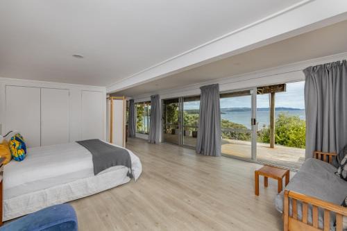 Tapuaetahi Beachfront Downstairs Unit