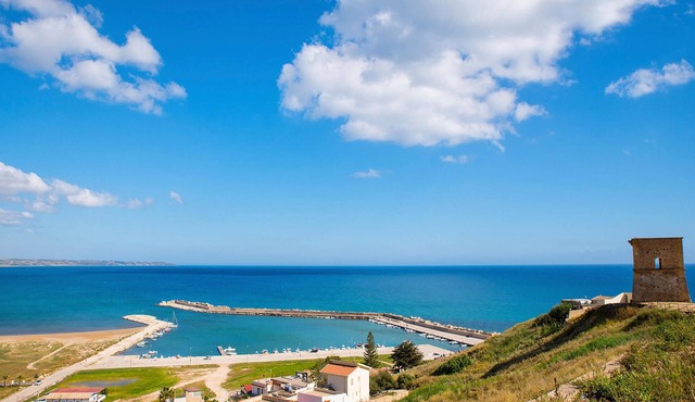 Tasteful and friendly apartment in quiet location by the sea.