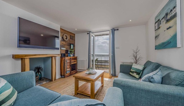 Tasteful, Seafront Family Flat - Pass the Keys