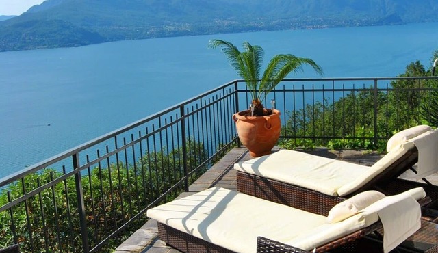 tasteful small house with beautiful view on the lake