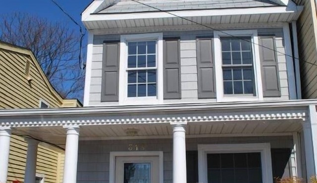 Tastefully decorated fully-equipped Eastport Annapolis house with water views