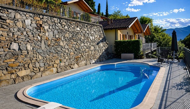 Tastefully furnished 2-bedroom house with pool above Tronzano.