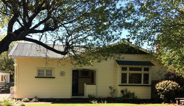 tastefully restored cottage w/ mountain views 3 min walk to Methven town center