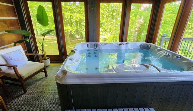 Taurina Cabin-Nestled in nature and tranquility. New updated indoor hot tub.
