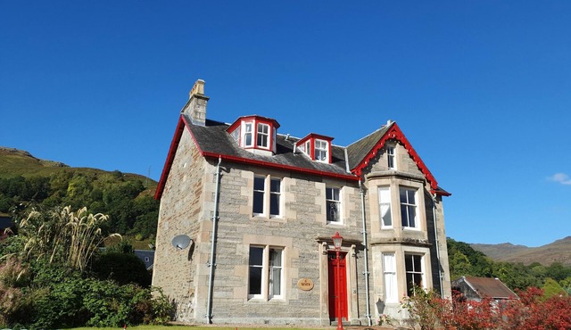 TAYVIEW, pet friendly, luxury holiday cottage, with hot tub in Killin