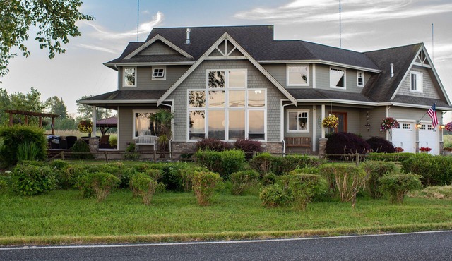 tBlaine Waterfront Escape with Breathtaking Views
