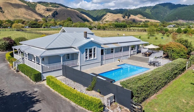 Te Horo Haven - spacious 4 Bedroom Villa with Pool, Spa and great family vibes!