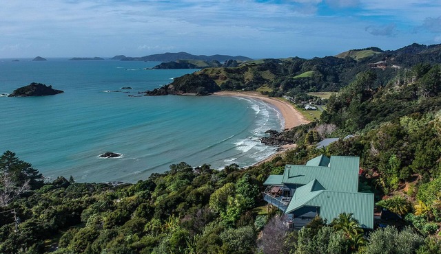 Te Koha: Luxury hillside beach residence @ Te Ngaere Bay