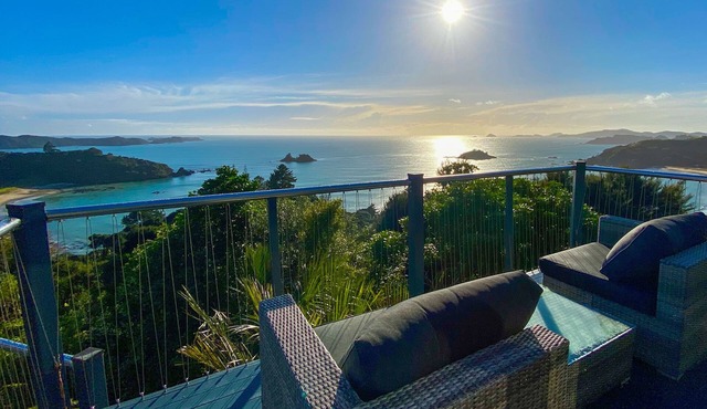 Te Koha luxury hillside beach estate set on 1.6 acres: House and Villa