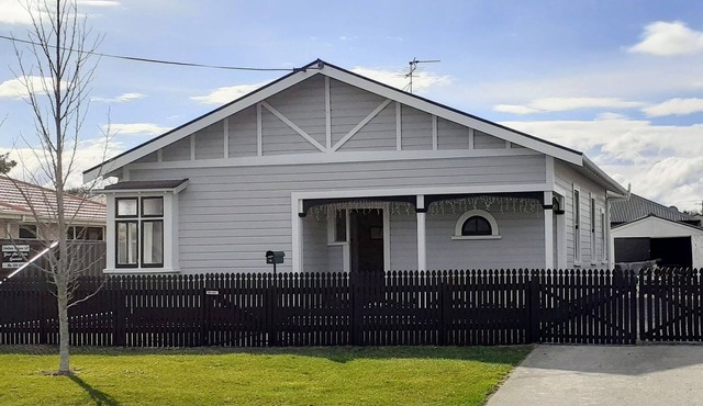 Te Waiharakeke Holiday Home