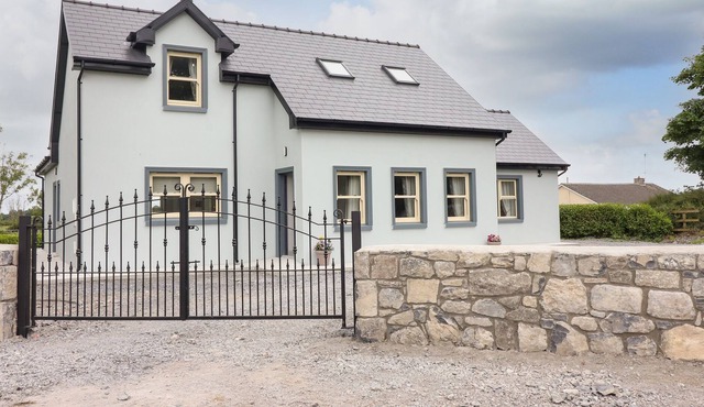TEACH DE BARRA, pet friendly, with a garden in Corofin, County Clare