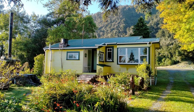 Teapot Cottage (cute and cozy 1950's time-warp)