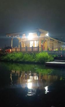 Tehran House boat