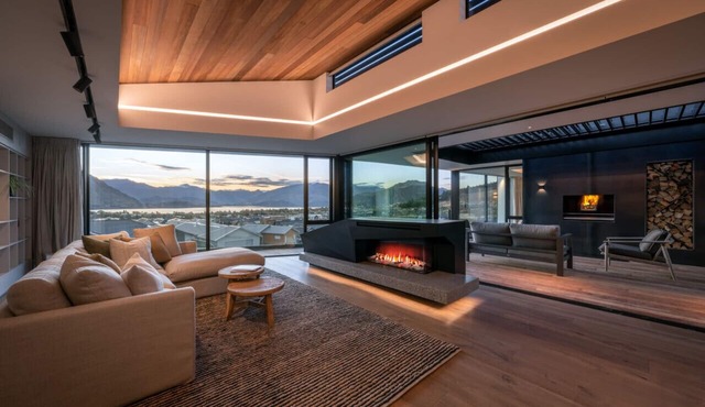 Teitei Home - Panoramic Lake & Mountain Views, Theatre and Fireplace