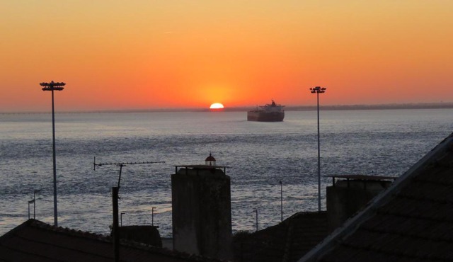 TEJO HOUSE RIVER Lisbon (Cacilhas)