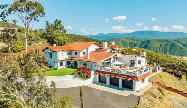 Temecula Vineyard View Mansion-AMAZING VIEWS, Pool/Hot Tub, 10 Acres, Mini Golf