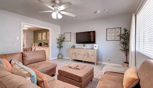 Tempe 4 Bdrm w/Game Room and Coffee/Espresso Bar!