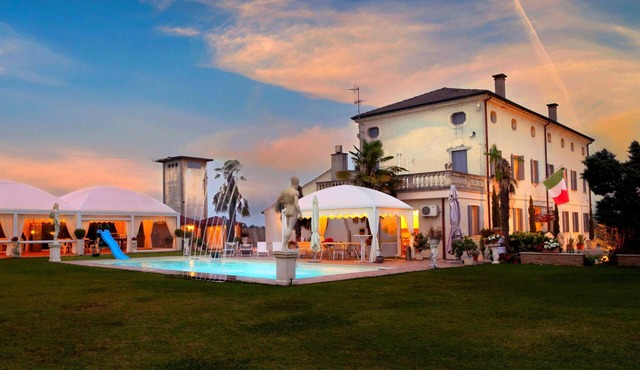 Tenuta "Villa Dalla Benetta" Pool - Wassermassage by Interhome