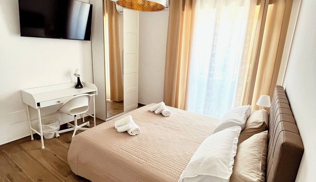 Termoli Station 3 - easy parking - room in downtown with private bathroom and balcony