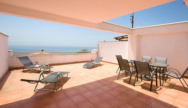 Terraced house with a beautiful terrace and a wide view of the sea.