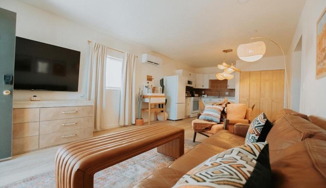 Terracotta Suite at ArnoTriplex! Hot Tub-Close to Downtown-Pet Friendly-No Pet Fee!