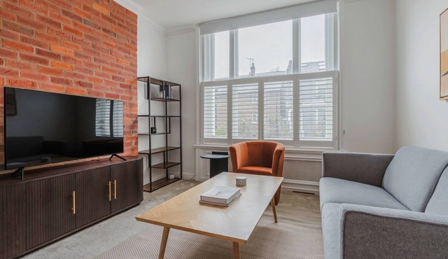 Terrific Kensington 1BR, 2 min to Tube, near Shops & Park, by Blueground